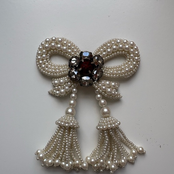 Authentic Gucci off-white with black trim blouse size Euro 38. - Picture 6 of 10